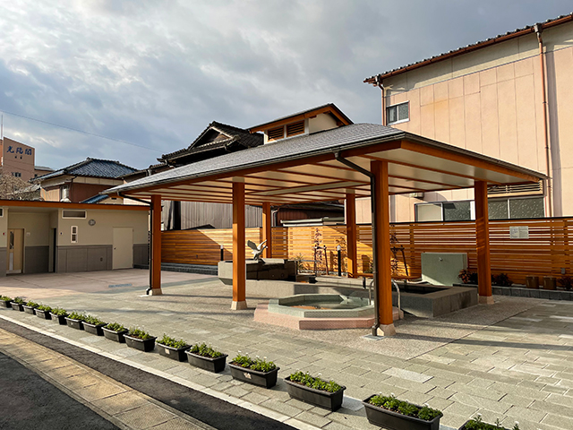 湯っつら広場
